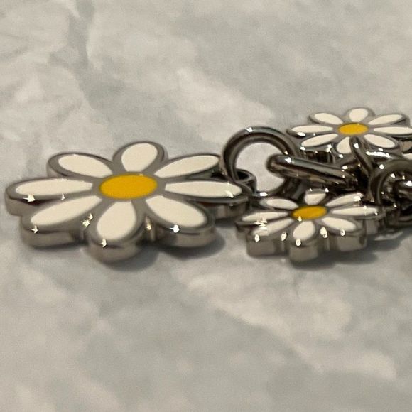 Adorable Daisy Chain White Yellow Silver Key Chain / Fob Purse Charm - Picture 2 of 5